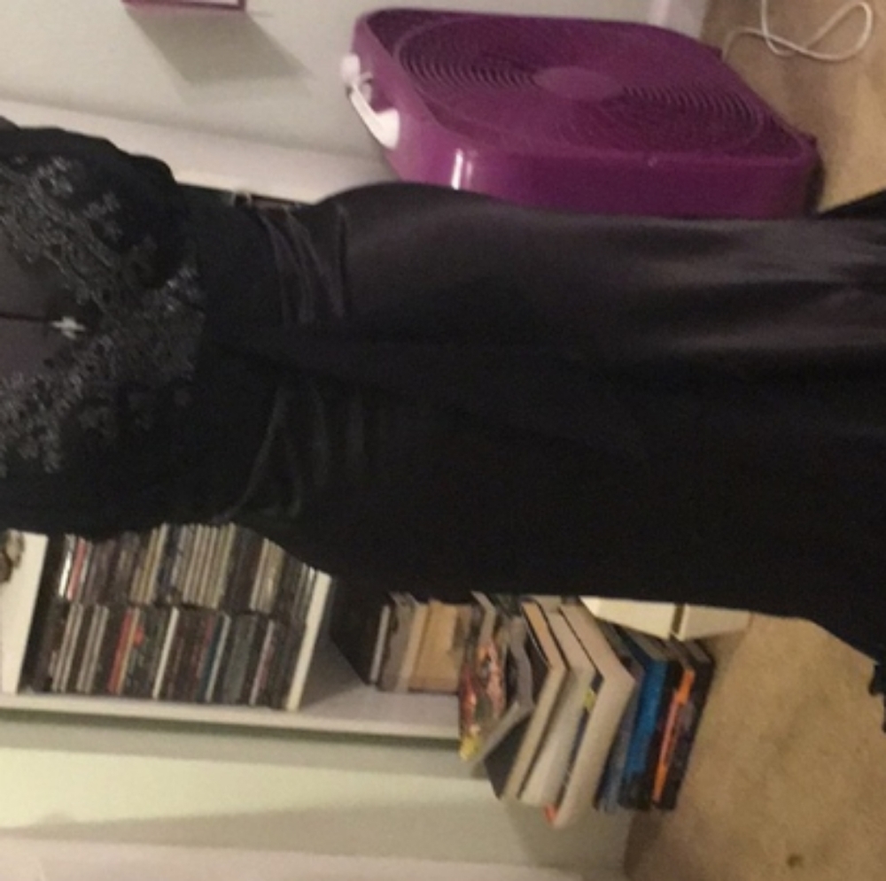 sleeveless black evening dress